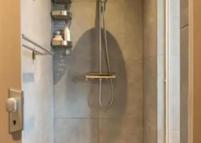 Ground Floor And Twin Bedroom In Luxurious With Beautiful Garden Very Near Tue And Centre