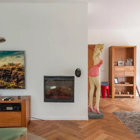 Ground Floor And Twin Bedroom In Luxurious With Beautiful Garden Very Near Tue And Centre בית אירוח *