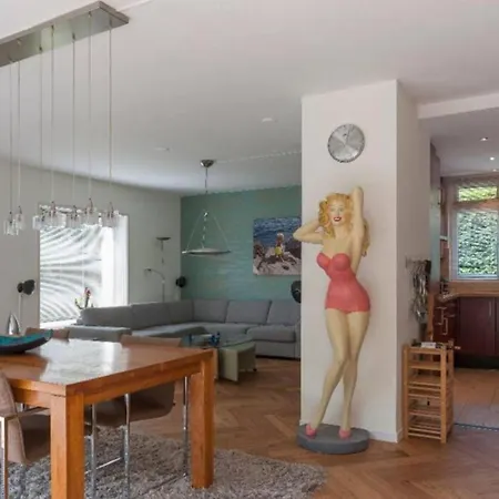 Ground Floor And Twin Bedroom In Luxurious With Beautiful Garden Very Near Tue And Centre 홈스테이