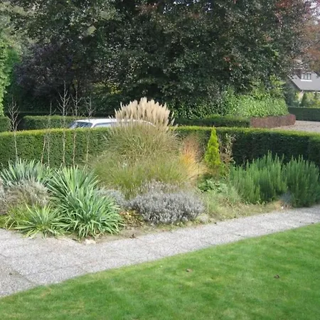 Ground Floor And Twin Bedroom In Luxurious With Beautiful Garden Very Near Tue And Centre Homestay