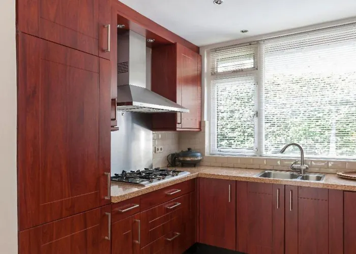 Kwatera prywatna Ground Floor And Twin Bedroom In Luxurious With Beautiful Garden Very Near Tue And Centre