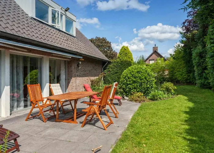 Rum i privatbostad Ground Floor And Twin Bedroom In Luxurious With Beautiful Garden Very Near Tue And Centre