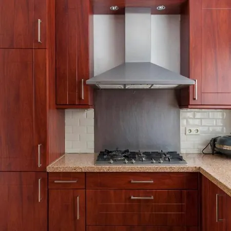 Ground Floor And Twin Bedroom In Luxurious With Beautiful Garden Very Near Tue And Centre *