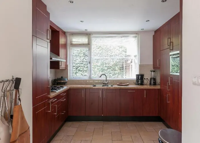 Проживание в семье Ground Floor And Twin Bedroom In Luxurious With Beautiful Garden Very Near Tue And Centre Эйндховен