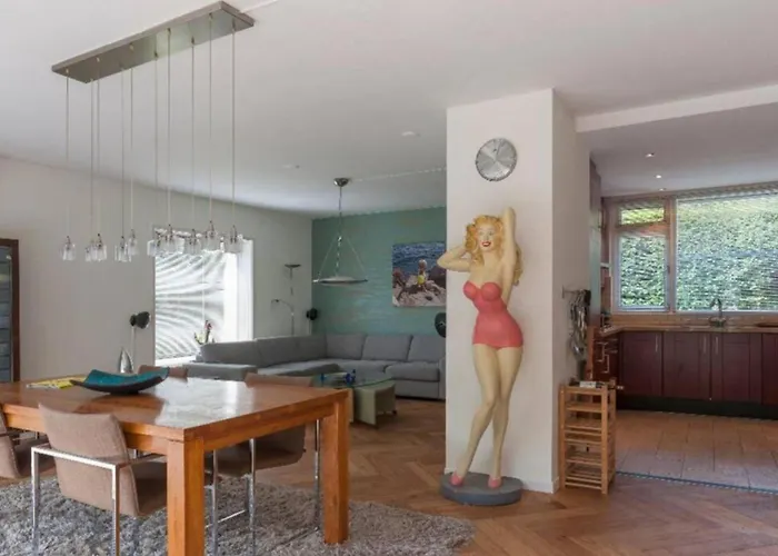 Ground Floor And Twin Bedroom In Luxurious With Beautiful Garden Very Near Tue And Centre Проживание в семье